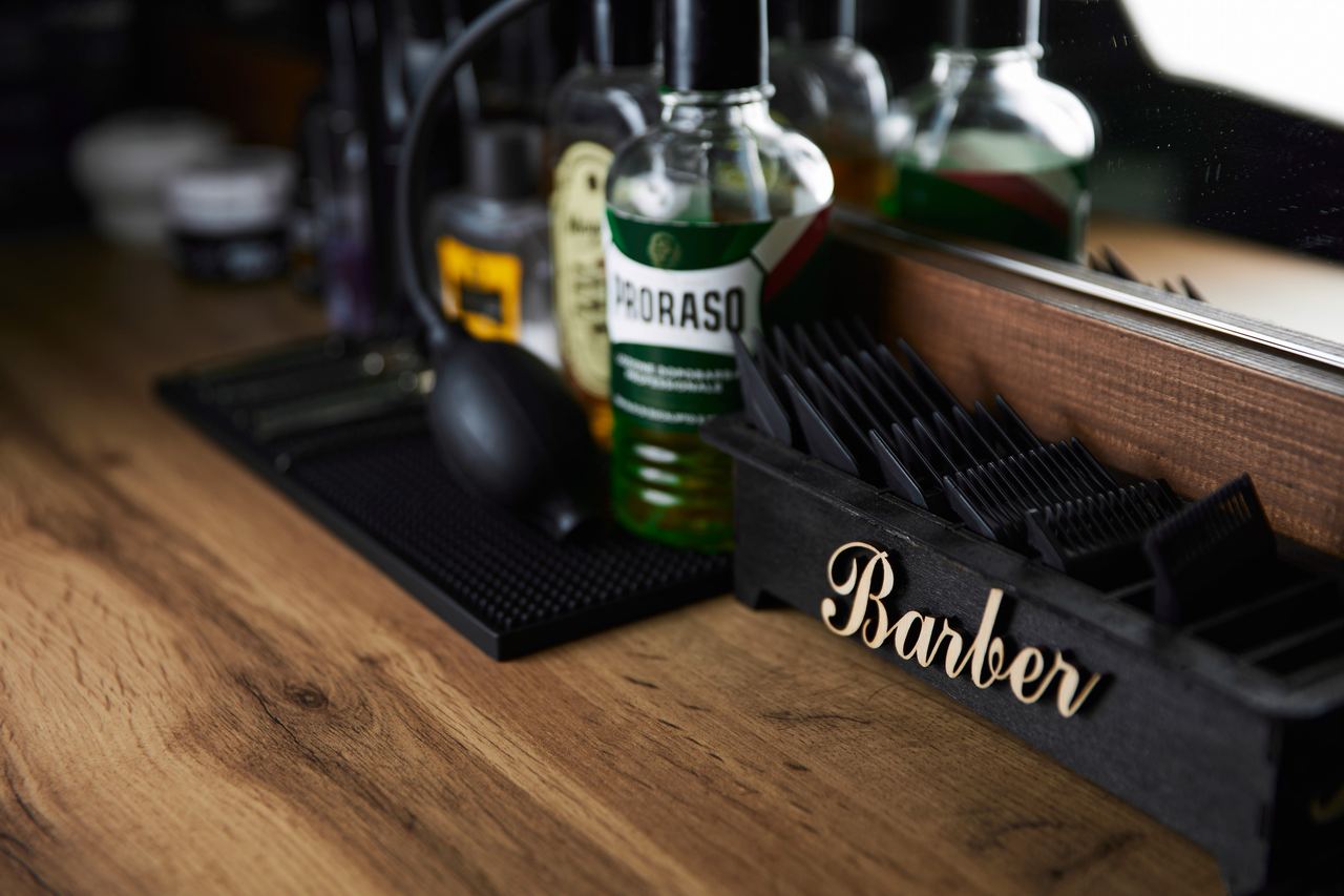 Рабочее место: флаконы и органайзер с надписью Barber